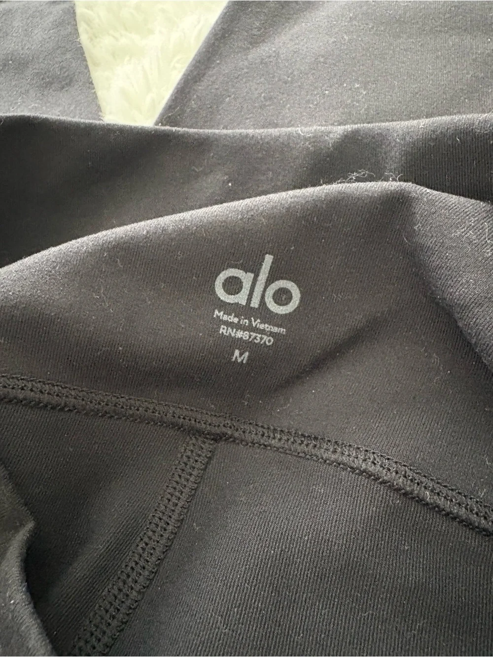 ALO Yoga Airbrush Black High-Rise Logo Leggings
